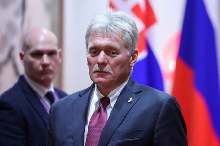 ロシア大統領府のペスコフ報道官（写真）は１１日、ポーランドでロシアの無人機（ドローン）が撃墜されたとして欧州諸国が非難声明を出したことについて「目新しいものではない」と一蹴し、これ以上のコメントは控えると述べた。２日の代表撮影（２０２５年　ロイター）