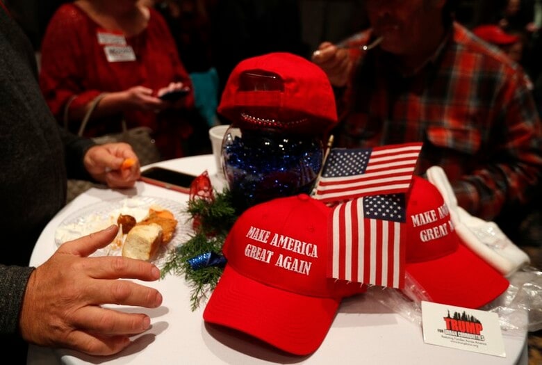 １２月１３日、トランプ米大統領は、アラバマ州の上院補選でわいせつ疑惑が浮上した共和党のロイ・ムーア候補をあえて支援するという危険な賭けが完全に裏目に出て、大きな政治的損失を被った。同州モンゴメリーのムーア氏支持者集会で撮影（２０１７年　ロイター/Carlo Allegri）