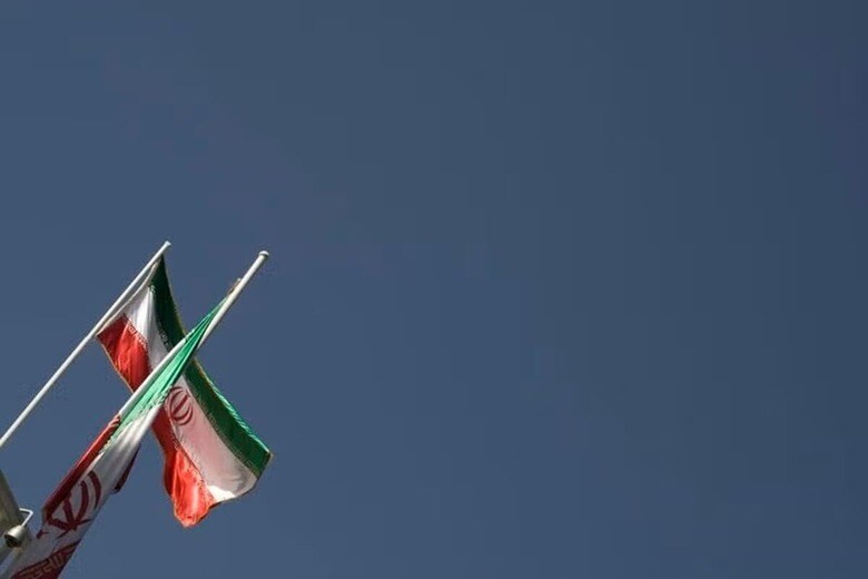 2009年10月17日、テヘランに掲げられたイラン国旗。REUTERS/Morteza Nikoubazl