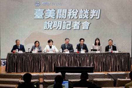 写真は20日に台北で開かれた米台貿易協定に関する記者会見。Reuters/Ann Wang