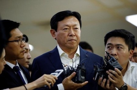 　１０月１８日、聯合ニュースは、韓国の検察当局がロッテグループの重光昭夫（韓国名・辛東彬）会長（写真中央）を起訴する予定だと報じた。ソウルで７月撮影（２０１６年　ロイター/Kim Hong-Ji）