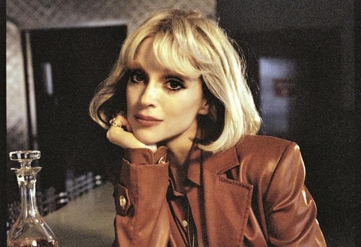 伝説の女優をモデルにファッション面でも70年代をよみがえらせた　PHOTO BY ZACKERY MICHAEL