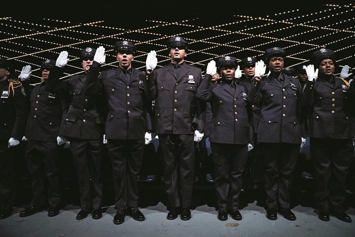 警察学校の卒業式で宣誓す る新人警察官たち（ニュー ヨーク、2018年）　DREW ANGERER／GETTY IMAGES