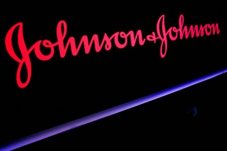 　米日用品・医薬品大手のジョンソン・エンド・ジョンソン（Ｊ＆Ｊ）は３月２９日、ロシアでパーソナルケア製品の販売を停止すると発表した。ニューヨーク証券取引所で２０１９年３月撮影（２０２２年　ロイター/Brendan McDermid）
