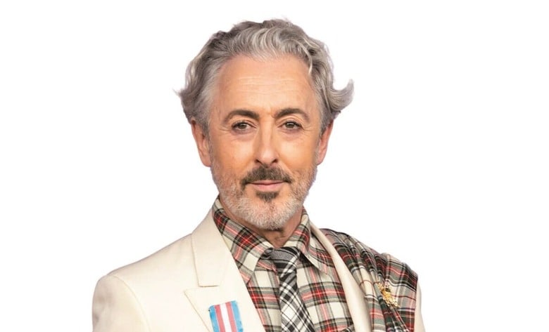 「今回はすごい」と自信をにじませる人気リアリティーゲーム番組『トレイターズ』の司会、アラン・カミング　SCOTT KIRKLAND - DISNEY/GETTY IMAGES