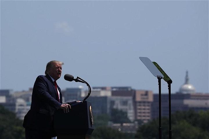 米国防総省は総額１００億ドルのクラウドサービス契約について、発注先企業の決定をいったん保留した。写真は国防総省（ペンタゴン）でスピーチをする米トランプ大統領、７月に撮影（２０１９年　ロイター／Jonathan Ernst）