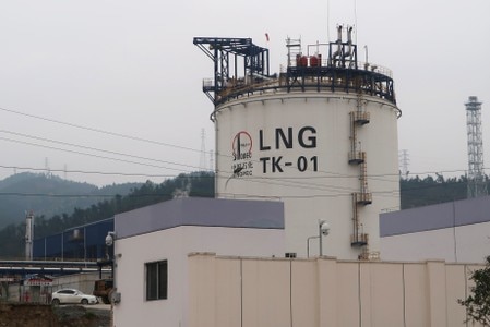 　１１月１２日、中国国家発展改革委員会（発改委、ＮＤＲＣ）は今冬のエネルギー需給がほぼ均衡すると予想する。天然ガスの生産と液化天然ガス（ＬＮＧ）の輸入が増えているからだ。国営新華社が伝えた。写真は重慶市近郊にある中国石油化工（シノペック）のＬＮＧ貯蔵タンク。２０１７年１２月１３日撮影（２０１９年　ロイター/Chen Aizhu）