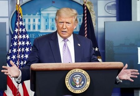 ８月１３日、トランプ米大統領（写真）は、 香港のメディア王で著名な民主活動家の黎智英（ジミー・ライ）氏が今週、香港国家安全維持法（国安法）の下で逮捕されたことについて、批判的な見解を示した。ホワイトハウスで撮影（２０２０年　ロイター/Kevin Lamarque）