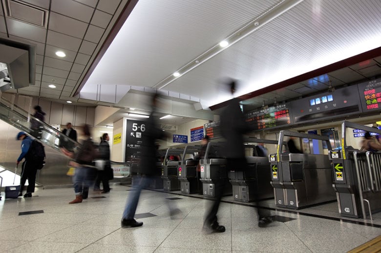 スマホを使った公共交通の課金システムには、実現までにいくつかの課題がある　samxmeg-iStock.