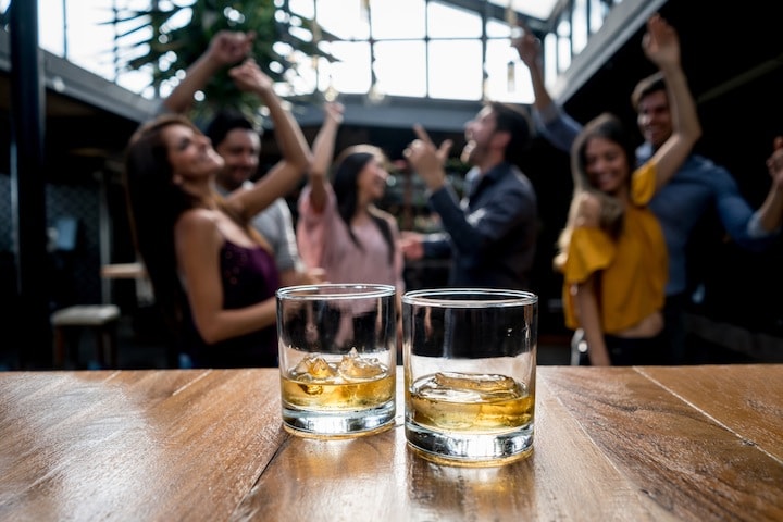 飲むお酒の種類で気分が変わる　andresr-iStock