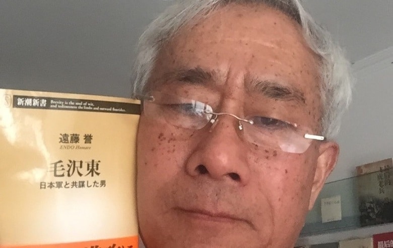 筆者の著書を掲げる中国の抗日戦争記念館元職員・方軍氏　（方軍氏提供）