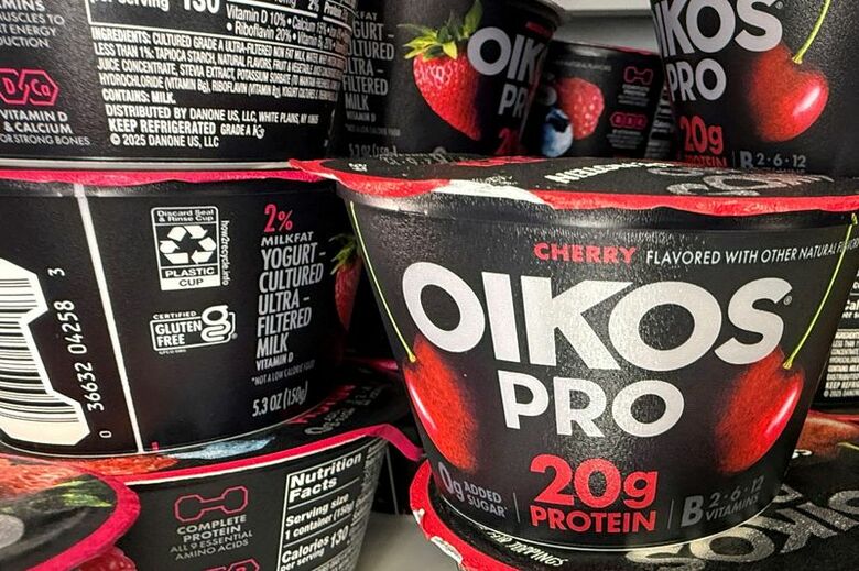 米ニューヨークの商店に並べられたダノンの商品「オイコスＰＲＯ」。5月4日撮影。REUTERS/Shannon Stapleton/File Photo