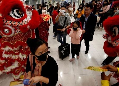 新型コロナウイルスによる肺炎の感染が拡大し、中国国内での死者数は前日から１５人増えて４１人に達した。中国では春節（旧正月）の休暇が始まったものの、旅行の制限や行事の中止が相次いでいる。写真はタイのバンコクの空港に到着した中国人旅行者。１月２２日、バンコクで撮影（２０２０年　ロイター/Soe Zeya Tun）