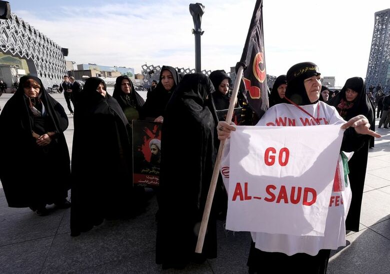 １月４日、サウジアラビアがイランとの国交を断絶したことを受け、イスラム教スンニ派とシーア派の宗教対立による影響が周辺国にも広がっている。テヘランでサウジに抗議するデモ参加者（２０１６年　ロイター／Raheb Homavandi）