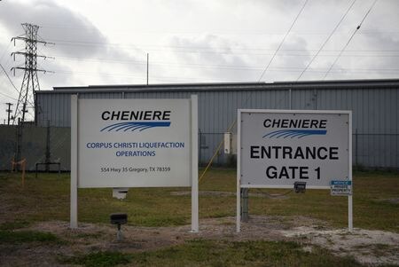 　７月１０日、液化天然ガス（ＬＮＧ）輸出大手シェニエール・エナジーのコーリー・グリンダル最高執行責任者（ＣＯＯ）は１０日、アジア向けＬＮＧ輸送の航路にあたるパナマ運河について、干ばつにより滞船が長引いているため利用を避けていると述べた。写真はテキサス州にあるシェニエールのＬＮＧ施設。昨年６月撮影（２０２３年　ロイター／Callaghan O\'Hare）
