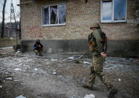 　３月３０日、ウクライナ大統領府のアレストビッチ顧問は、ロシア軍は部隊を北部から東部へ移動させ、ウクライナ軍の包囲を目指していると国営テレビに明らかにした。写真はキエフ近郊の前線付近を歩くウクライナ兵（２０２２年　ロイター/Gleb Garanich）