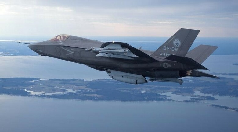 ３月８日、航空自衛隊の「Ｆ２」戦闘機の後継を巡り、日本政府内で「Ｆ３５」など外国の既存機を土台に共同開発する案が浮上している。国内開発や完成機輸入と比較・検討した上で調達方針を決定するが、関係者によると、今年末までに策定する中期防衛力整備計画に間に合わず、具体的な決断は先送りする公算だという。写真はロッキード・マーティン社のＦ３５ステルス戦闘機。同社提供（２０１８年　ロイター）