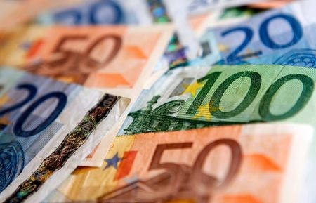 　関係筋によると、ユーロ圏当局者はクロアチアとブルガリアが単一通貨ユーロ導入の準備段階となる欧州為替相場メカニズム２（ＥＲＭ２）に加盟することを認める見込み。写真はユーロ紙幣。ワルシャワで２０１２年２月撮影（２０２０年　ロイター／Kacper Pempel）