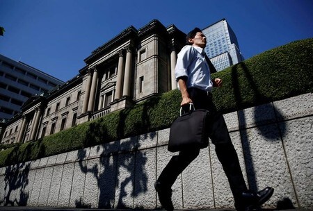 　７月２５日、日銀が３カ月に１度公表する「資金循環統計」で投資信託の残高が大幅に改定されたことに、投信関係者の注目が集まった。都内の日銀本店で２０１６年７月撮影（２０１８年　ロイター/Kim Kyung-Hoon/File Photo）