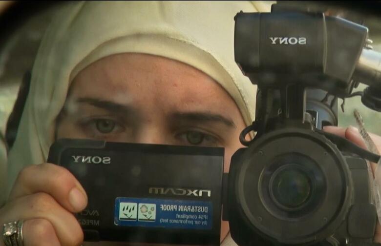 母は、命がけでカメラを回し続けた ......  『娘は戦場で生まれた』　　(C)Channel 4 Television Corporation MMXIX