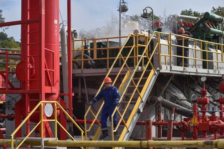 ウクライナ国営ガス会社ナフトガスは２１日、外国企業がウクライナ国内に貯蔵する天然ガスを増やすことを期待するとの声明を発表した。写真はナフトガスのガス井で働く従業員で２０２２年１０月ウクライナのリビウで撮影（２０２４年　ロイター／Pavlo Palamarchuk）