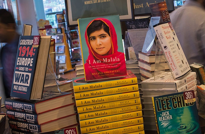 世界的に有名になったマララの自伝も祖国での売れ行きはいまひとつ　Adrees Latif-REUTERS