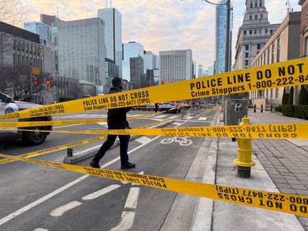 カナダのオンタリオ州トロントで、発砲事件後、米国領事館の外で作業する警察関係者。3月10日撮影。REUTERS/Kyaw Soe Oo