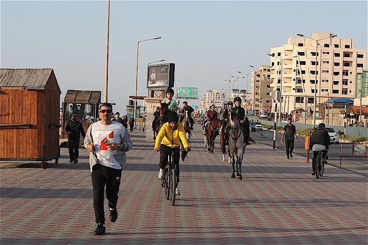 パレスチナ自治区にある、面積３６５平方キロメートルのガザ地区では人口が増加しており、新たな住宅需要も高まっている。２０２０年５月撮影（２０２１年　ロイター/Mohammed Salem）