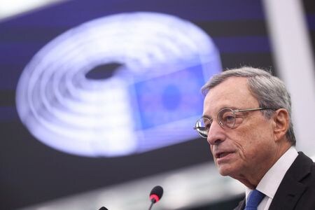 ９月３０日、欧州中央銀行（ＥＣＢ）前総裁のマリオ・ドラギ氏（写真）は欧州連合（ＥＵ）加盟国は単独では中国や米国と競争することはできず、世界的規模の汎欧州ビジネス創出にはより統合された単一市場が必要との認識を示した。フランスで１７日撮影（２０２４年　ロイター/Johanna Geron）