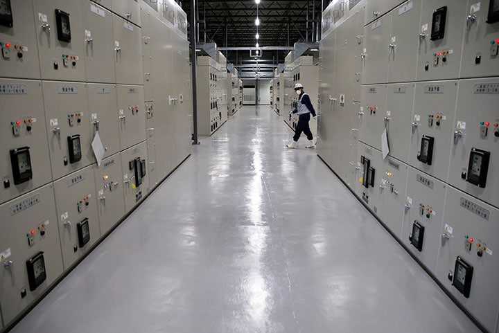 いまなお事故処理が続く福島第一原発の電源施設（2017年2月撮影）　Tomohiro Ohsumi-REUTERS　