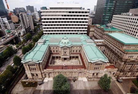 　　政府は３月２５日に任期を迎える日銀の安達誠司審議委員の後任を含む複数の政府系機関の国会同意人事案を２８日にも提示する。写真は都内の日銀本店。２０２３年９月撮影（２０２５年　ロイター/Issei Kato）