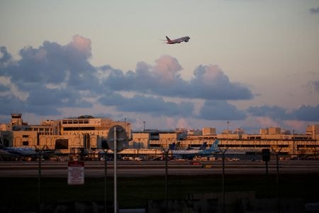 米連邦航空局によると、５月２９日のメモリアルデー（戦没将兵追悼記念日）前後７日間の休暇期間の航空便数は前年比４．５％増の約３１万３０００便と、新型コロナウイルスのパンデミック（世界的な大流行）前の水準をほぼ回復する見通し。１月２日撮影（２０２３年　ロイター/Marco Bello）