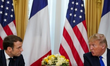 　トランプ米大統領（右）とマクロン仏大統領は３日、ＮＡＴＯ首脳会議を前に早くも火花を散らした（２０１９年　ロイター/KEVIN LAMARQUE）