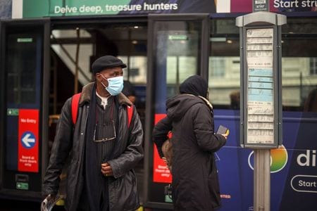 　２月２５日、ロイターの集計によると、新型コロナウイルスの感染者は世界全体で１億１２３２万人を超え、死者は２５９万２５０６人となった。写真はロンドンで２２日撮影（２０２１年　ロイター／Hannah McKay）