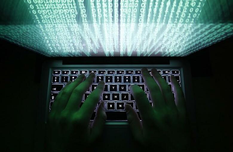 サウジアラビアの石油施設が９月１４日に攻撃を受けた後、米国がイランに極秘のサイバー攻撃を実施していたことが、米当局者２人の話で明らかになった。写真はイメージ画像。ワルシャワで２０１３年２月撮影（２０１９年　ロイター／Kacper Pempel）