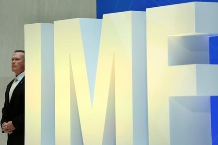 　４月１９日、国際通貨基金（ＩＭＦ）は、各国の財政状況を分析した報告書を発表した。米国や欧州、中国における政治や経済の現実が、世界的な財政見通しに影を落としているとし、均衡の取れた税・財政政策を進めるよう各国に呼びかけた。写真のＩＭＦロゴは米ワシントンの本部で撮影（２０１７年　ロイター／Yuri Gripas）