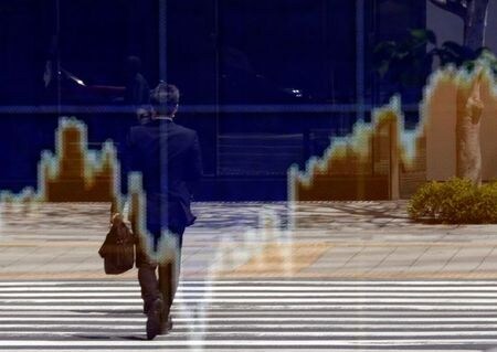 　７月３日、前場の東京株式市場で、日経平均は前営業日比７４円３７銭高の２万２２２０円３３銭となり、続伸した。写真は２０１３年４月、都内で撮影（２０２０年　ロイター／Toru Hanai）