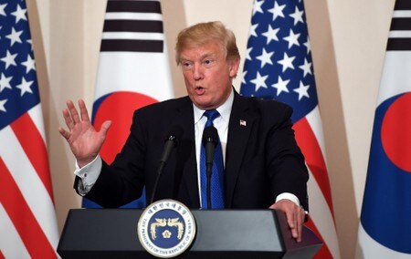 　１１月７日、韓国を訪問中のトランプ米大統領は、北朝鮮に対し、必要なら米国はあらゆる種類の軍事力を使用して自国や同盟国を防衛する用意があると警告した。写真はソウルで７日撮影（２０１７年　ロイター／Jung Yeon-Je）