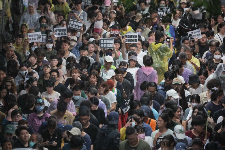 台北の立法院周辺で行われたデモには、主催者側発表で3万人以上が集まった（5月21日）　Ann Wang-Reuters