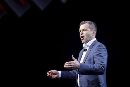 　英高級車メーカーのアストン・マーチンは、アンディー・パルマーＣＥＯが２５日付で退任したことを確認した。後任はメルセデスＡＭＧのトビアス・ムアースＣＥＯ（写真）で、８月１日に就任する。写真はニューヨークで２０１６年３月撮影（２０２０年　ロイター／Eduardo Munoz）