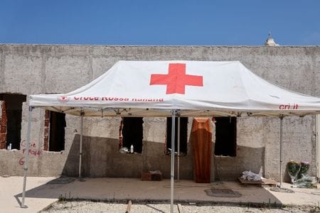 写真は赤十字のテント。イタリアのランペドゥーサ島で昨年8月撮影。REUTERS/Vincenzo Livieri