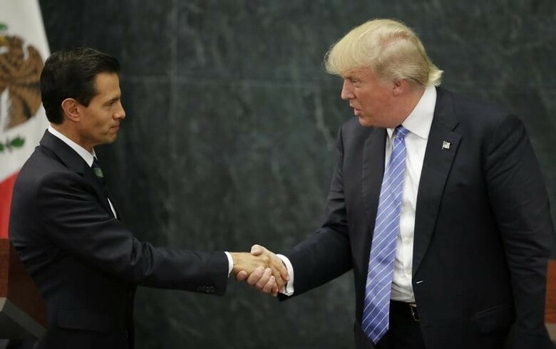 ８月３１日、米大統領選の共和党候補ドナルド・トランプ氏はメキシコのペニャニエト大統領と会談し、米国には不法移民の流入を防ぐ目的でメキシコとの国境に壁を建設する権利があると主張した。記者会見で握手する２人、メキシコ市で撮影（２０１６年　ロイター／Henry Romero）