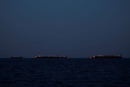 　国際海事機関（ＩＭＯ）のアルセニオ・ドミンゲス事務局長は、海軍による護衛がホルムズ海峡を通過する船舶の安全を「１００％保証する」ものではないと述べた。写真はオマーン・マスカットで１０日撮影（２０２６年　ロイター／Benoit Tessier）