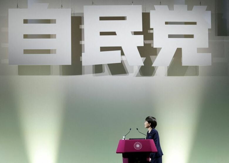 写真は自民党のロゴと高市早苗首相。12日、都内で撮影。  REUTERS/Issei Kato
