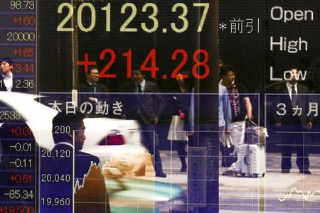 　５月１９日、日経平均が３度目の２万円台乗せを果たした。写真は２万円超えを示す株価ボード、東京都内で４月撮影（２０１５年　ロイター/Thomas Peter）