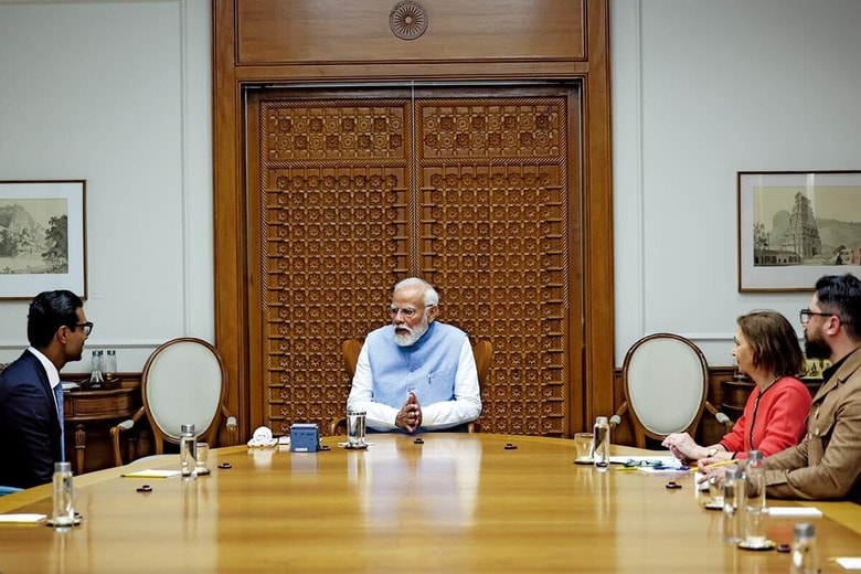 総選挙の投票開始の直前に、モディ首相（中央）は本誌のインタビューに応じた　PMO INDIA