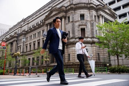 　９月２２日、日銀は２１―２２日に開いた金融政策決定会合で、金融政策の現状維持を全員一致で決めた。写真は都内にある日銀本店前で４月撮影（２０２３年　ロイター／Androniki Christodoulou）