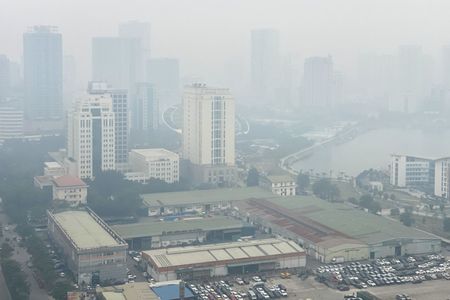 写真は大気汚染に見舞われたベトナムのハノイ市の様子。2025年12月、ハノイで撮影。REUTERS/Thinh Nguyen