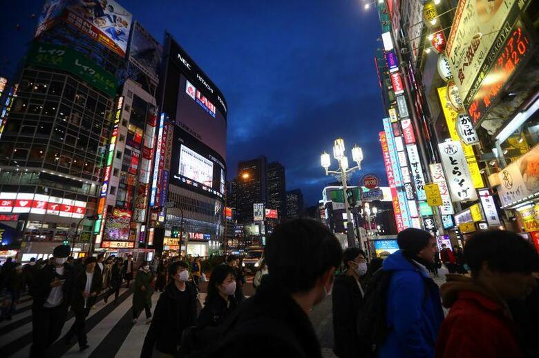 政府は新型コロナウイルス緊急対応策第2弾として4308億円の財政措置をを発表した。写真は都内で、マスクをして歩く人々。9日撮影（2020年　ロイター/Hannibal Hanschke）