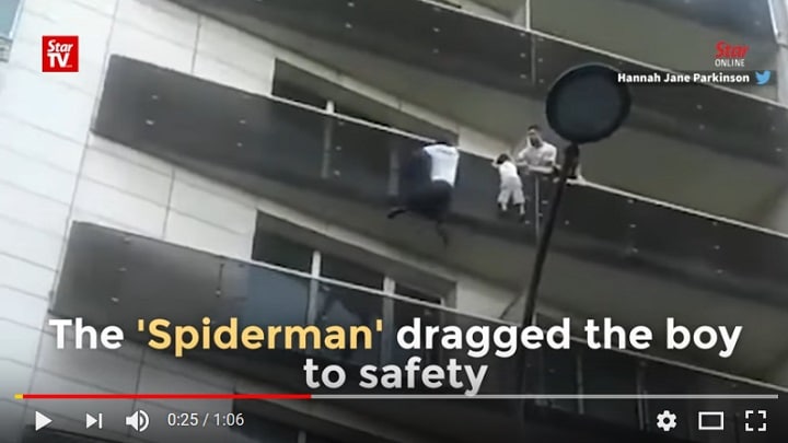 ベランダから落ちそうな子供を助けた不法滞在の男性は、市民権と仕事を得たが　StarTV/YouTube